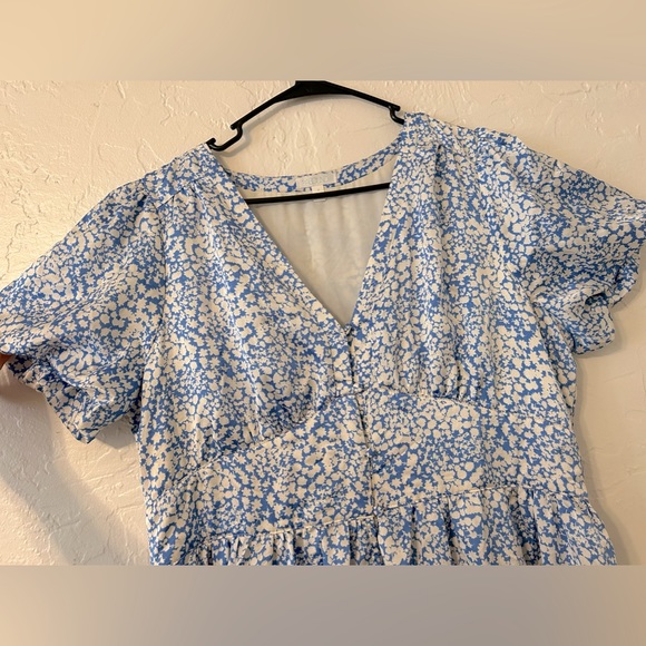 SOLD. Beautiful Light Blue with white flowers dress. Puffed sleeves. - Picture 3 of 7